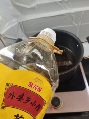 锅中倒入适量的外婆乡小榨菜籽油！