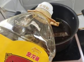 锅中倒入适量的外婆乡小榨菜籽油！