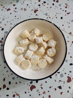 油温慢慢上升的时候，把改好刀的日本豆腐撒入适量的淀粉，让日本豆腐均匀的裹满淀粉！(不要提前把豆腐裹淀粉啊，要不然豆腐容易返水！)