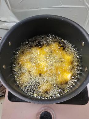 油温五成热的时候下豆腐，要一个一个的下入锅中，要不然就全部粘在一起了！