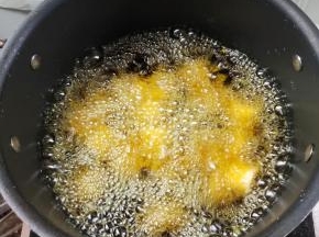 油温五成热的时候下豆腐，要一个一个的下入锅中，要不然就全部粘在一起了！