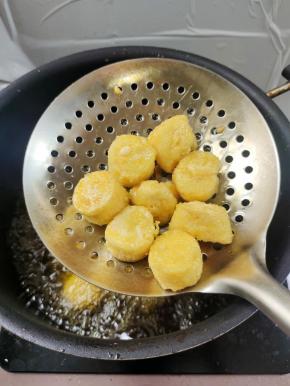 炸到日本豆腐外壳酥脆的时候就可以了！