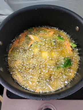 把胡萝卜和青椒一起放锅里滑一下！木耳千万别放油里啊！要不然容易蹦的到处都是！