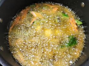 把胡萝卜和青椒一起放锅里滑一下！木耳千万别放油里啊！要不然容易蹦的到处都是！