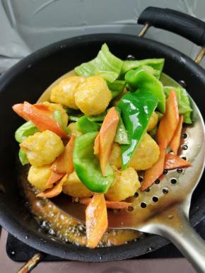 豆腐和配菜一起捞出来，控干油分备用！