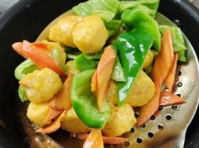 豆腐和配菜一起捞出来，控干油分备用！