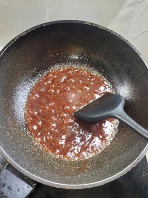 锅留底油，倒入调好的料汁儿，熬至粘稠！