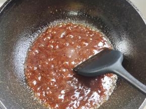 锅留底油，倒入调好的料汁儿，熬至粘稠！