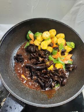 倒入豆腐和配菜！