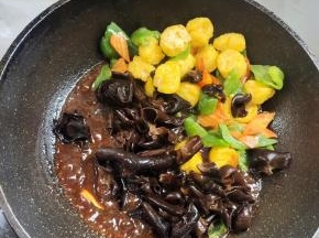 倒入豆腐和配菜！