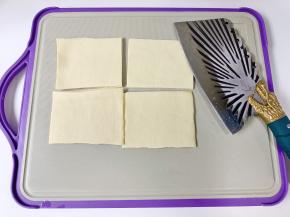 豆皮对半切开后再切成小块。