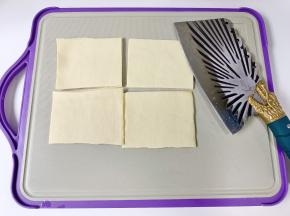 豆皮对半切开后再切成小块。