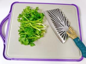 香菜去根，洗净后切成长段。
