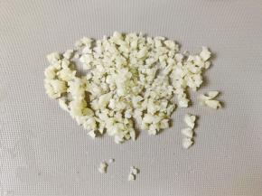 蒜用刀背拍一下，剥去外皮剁成末。