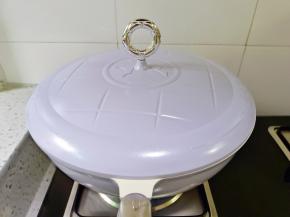 锅里放少许的清水，盖上盖子煮开。