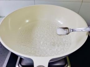 锅里水开后，在锅里加一点盐与食用油。