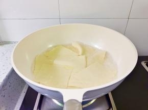 放入豆皮焯水一分钟，即可捞出。