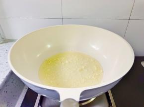 锅里放少许食用油，放入蒜末炒香。