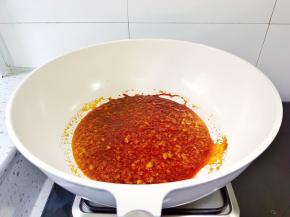 加两勺辣椒粉炒出香味。