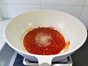 加上白芝麻炒均匀。