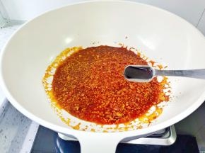 放上生抽两勺。