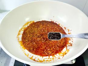 加上蚝油两勺，盐，鸡精少许拌均匀。