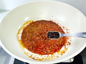 加上蚝油两勺，盐，鸡精少许拌均匀。