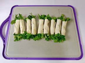 把豆皮卷上香菜用牙签固定。