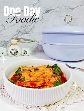 卷好的豆皮淋上酱汁，拌均匀后即可享用！