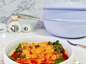 卷好的豆皮淋上酱汁，拌均匀后即可享用！