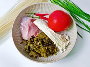准备好米粉雪菜，金针菇，番茄，里脊肉，韭菜，辣椒。