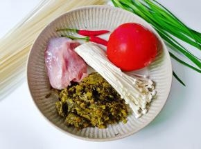 准备好米粉雪菜，金针菇，番茄，里脊肉，韭菜，辣椒。