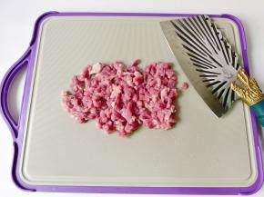 猪肉撕去筋膜，切成肉丁。