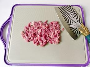猪肉撕去筋膜，切成肉丁。