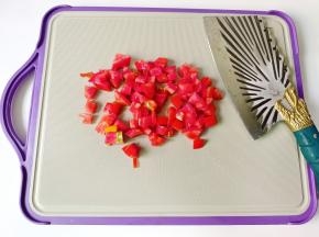 番茄切片，再切成小丁。