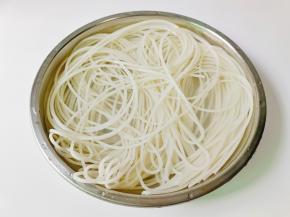 米粉提前加温水泡发。