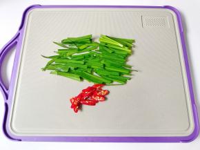 韭菜摘去黄叶子，切小段，小米椒切斜片。