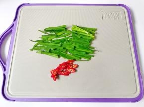 韭菜摘去黄叶子，切小段，小米椒切斜片。