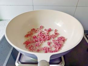 热锅热油，放入肉丁翻炒。