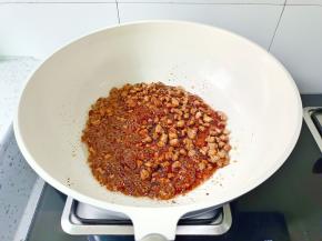 翻炒到肉丁变色，加生抽，老抽，蚝油炒出香味盛盘备用。