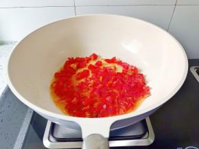 另起锅放番茄。