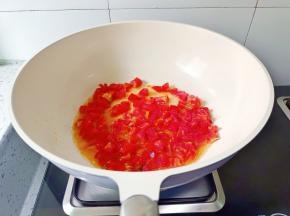 另起锅放番茄。