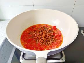 炒到番茄起砂，加入炒好的肉沫