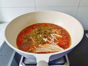酸菜，金针菇，加适量的高汤或者清水，盖上盖子，大火煮开。
