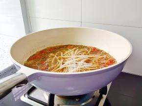 最后放入泡好的米粉。