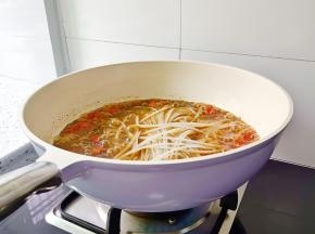 最后放入泡好的米粉。