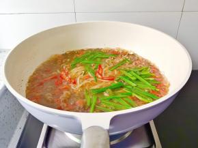 待米粉熟透，加入韭菜与小米椒，加鸡精调味即可(雪菜有咸味，就不加盐了)酸辣开胃，早餐必备哦！