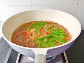 待米粉熟透，加入韭菜与小米椒，加鸡精调味即可(雪菜有咸味，就不加盐了)酸辣开胃，早餐必备哦！