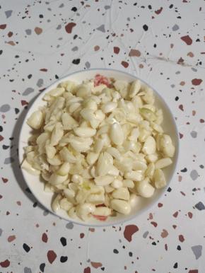 蒜瓣切掉屁股，用刀子拍一下，扒去蒜皮！(用这个方法很快就能剥一大盘蒜瓣哦！而且手指头还不会痛！方便又快捷！)