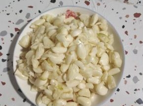 蒜瓣切掉屁股，用刀子拍一下，扒去蒜皮！(用这个方法很快就能剥一大盘蒜瓣哦！而且手指头还不会痛！方便又快捷！)